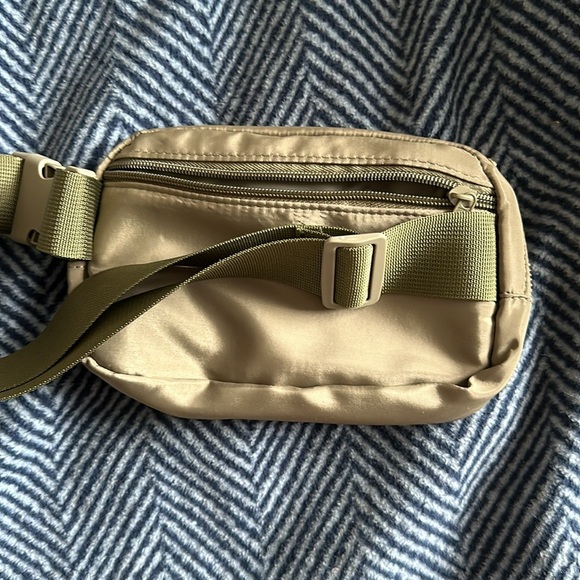 NWOT belt bag in green - Picture 2 of 4